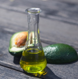 Avocado oil is good for nutrition to the extent that it is called butter in the forest! It is also used to make moist soap, and is known to be especially good for sensitive and dry skin as it is rich in vitamins, proteins, and lecithin. As a relatively heavy oil, it is recommended to use it by blending it with light oil.